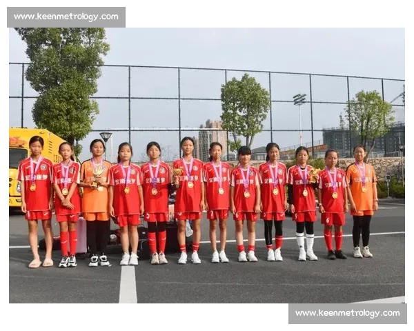 西航二校 U13 女足勇夺区赛冠军！技术与意志铸就青春荣耀